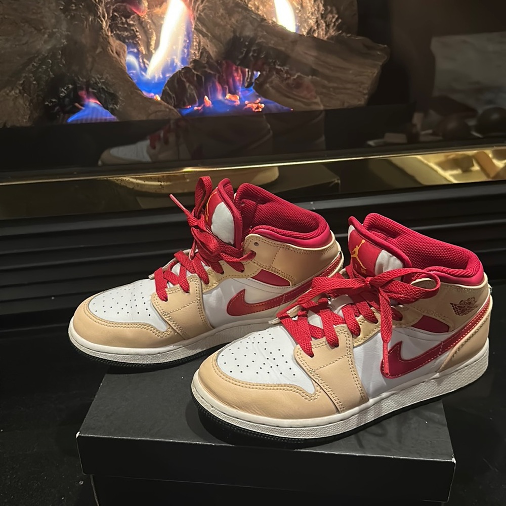 Air jordan 1 Mid GS ‘Light Curry Cardinal red’ size 4.5 youth